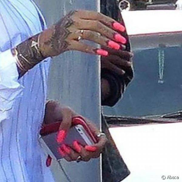 Sempre aparecendo com unhas divertidas, a cantora Rihanna investiu no esmalte rosa neon para colorir as pontinhas dos dedos durante passeio em shopping em Los Angeles